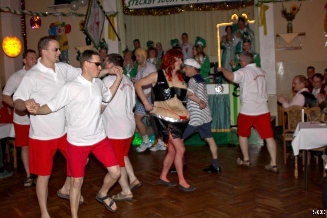 Die lustigen Bademeister umschw&auml;rmen